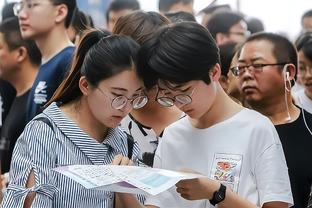 董方卓祝福弗格森82岁生日：再见老爵爷时，我们都已成曼联球迷